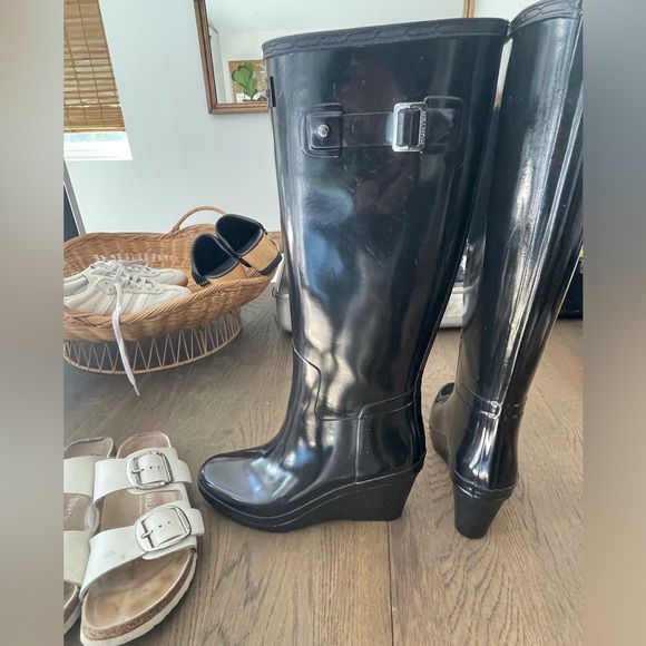 Rare Hunter high gloss wedge tall boot. Lightly worn. - Picture 4 of 6